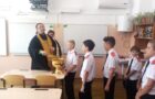 Священник Александр Мачадо Сахнов перед началом учебного года побывал у своих подопечных из школы № 8